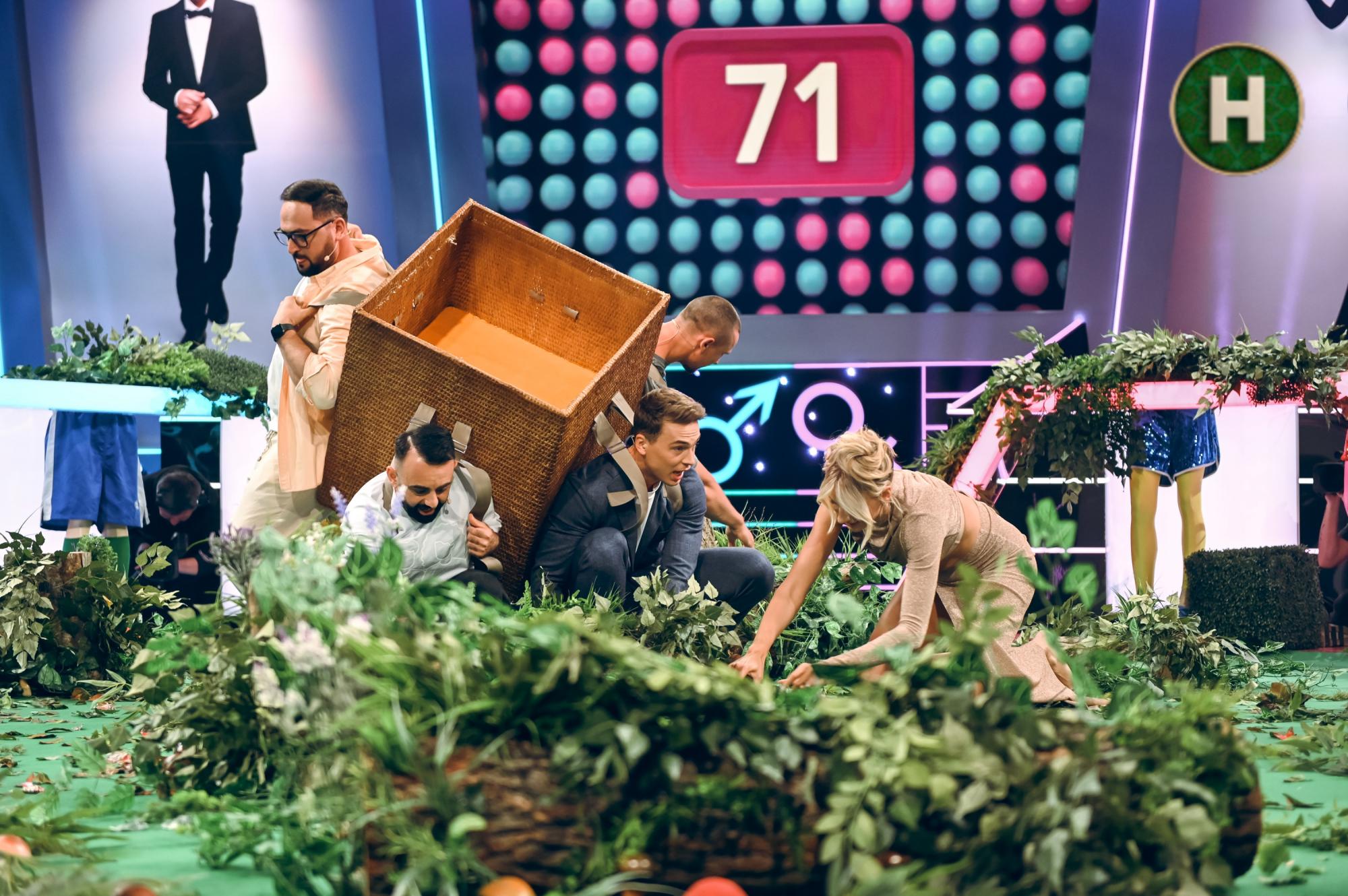 Скільки жінок присилають подругам скріншоти листування з чоловіками? Цікаві статистичні факти із шоу "Хто зверху?"